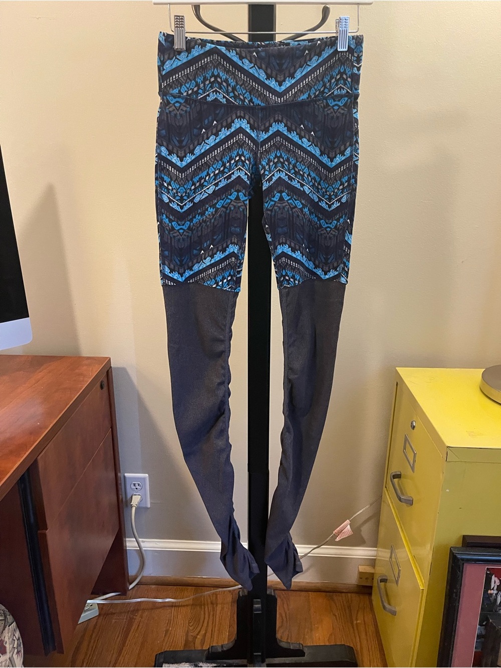 ALO Yoga Blue and Black Printed Leggings